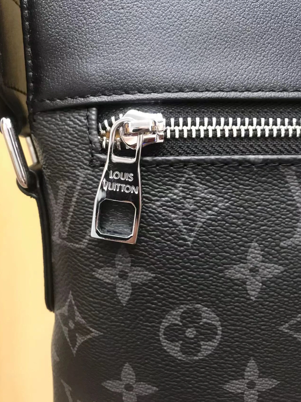 GoAnywhere 3370 Louis Vuitton AAA Man Messenger Bags