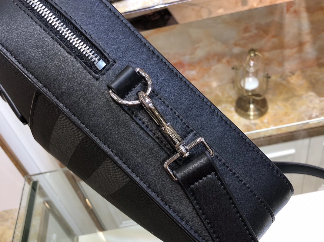 GoAnywhere 4033 Burberry AAA Man Handbags
