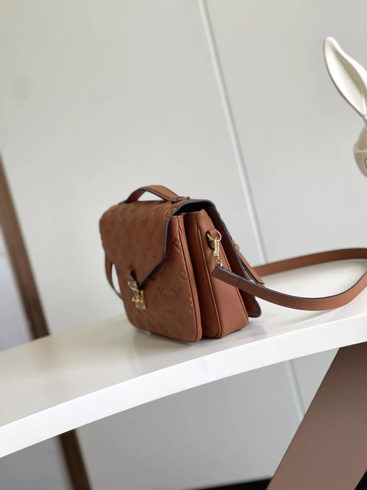 GoAnywhere 7028 Louis Vuitton AAA Quality Messenger Bags For Women