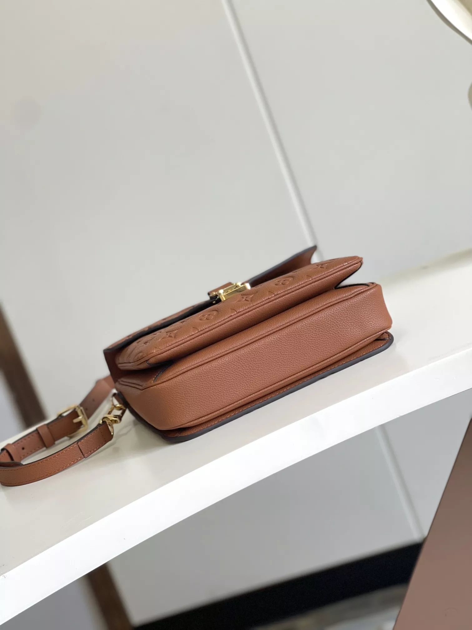GoAnywhere 7028 Louis Vuitton AAA Quality Messenger Bags For Women