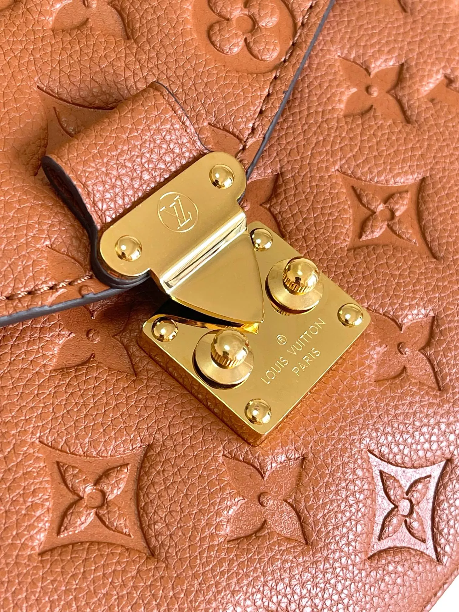 GoAnywhere 7028 Louis Vuitton AAA Quality Messenger Bags For Women