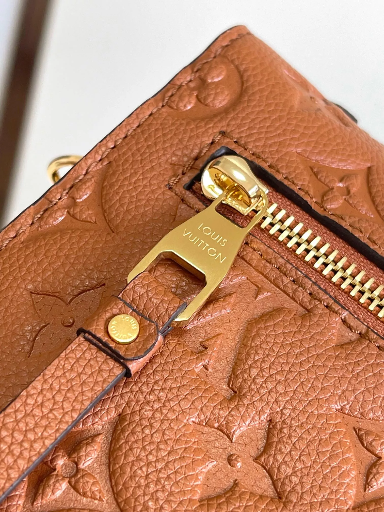 GoAnywhere 7028 Louis Vuitton AAA Quality Messenger Bags For Women