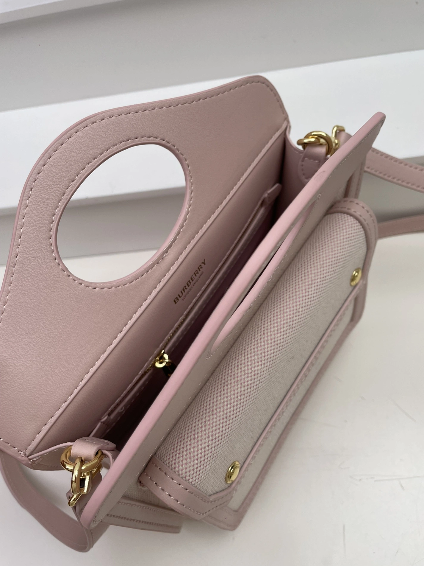 GoAnywhere 8078 Burberry AAA Quality Messenger Bags For Women
