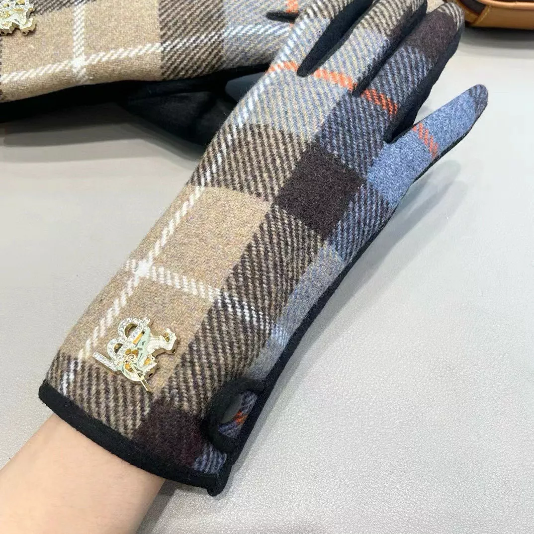 GoAnywhere 8893 Burberry Gloves
