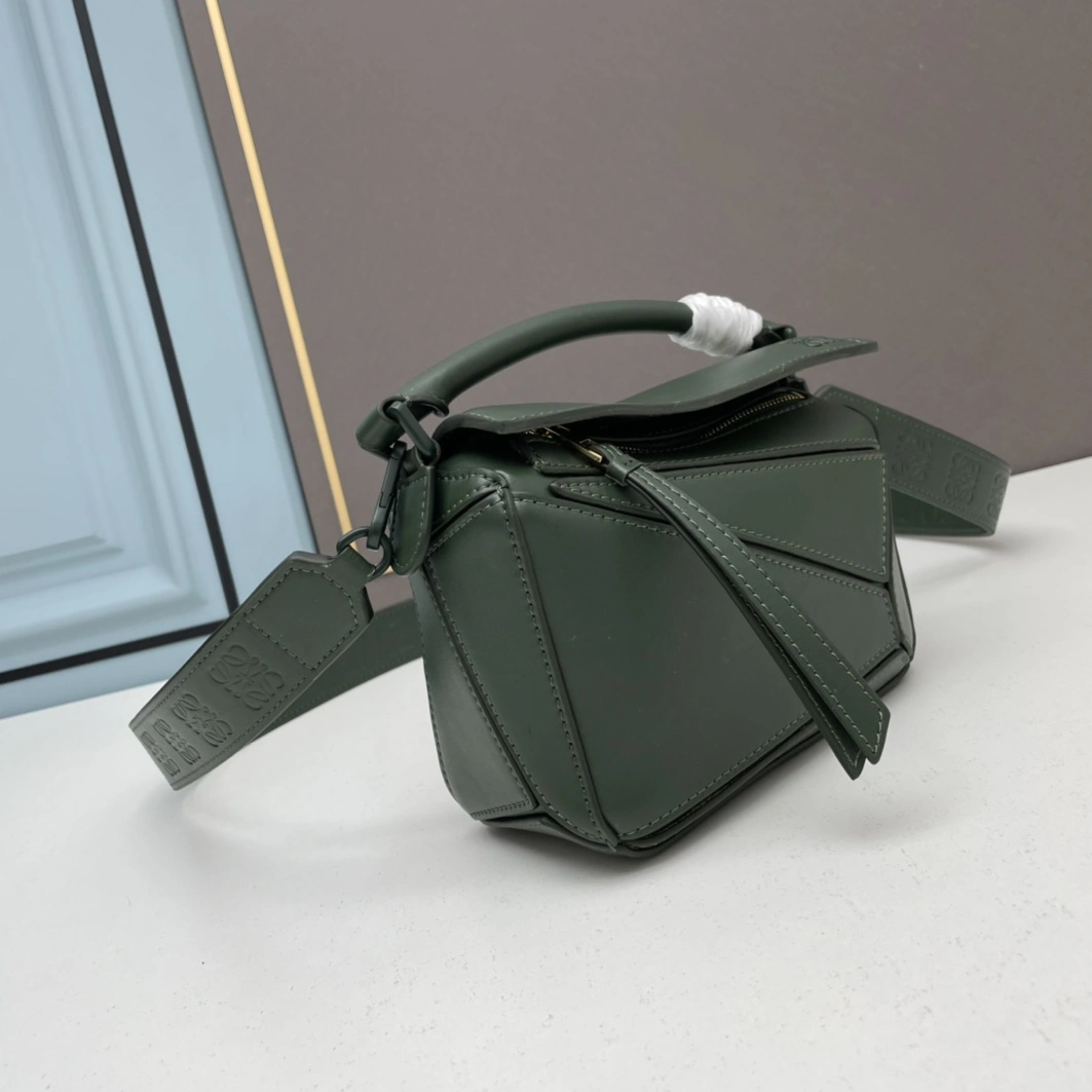 GoodFit 4396 LOEWE AAA Quality Messenger Bags For Women