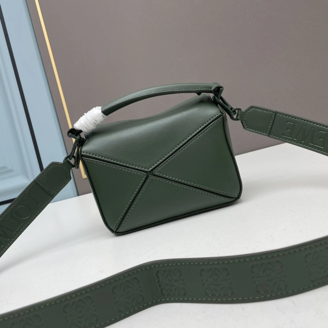 GoodFit 4396 LOEWE AAA Quality Messenger Bags For Women
