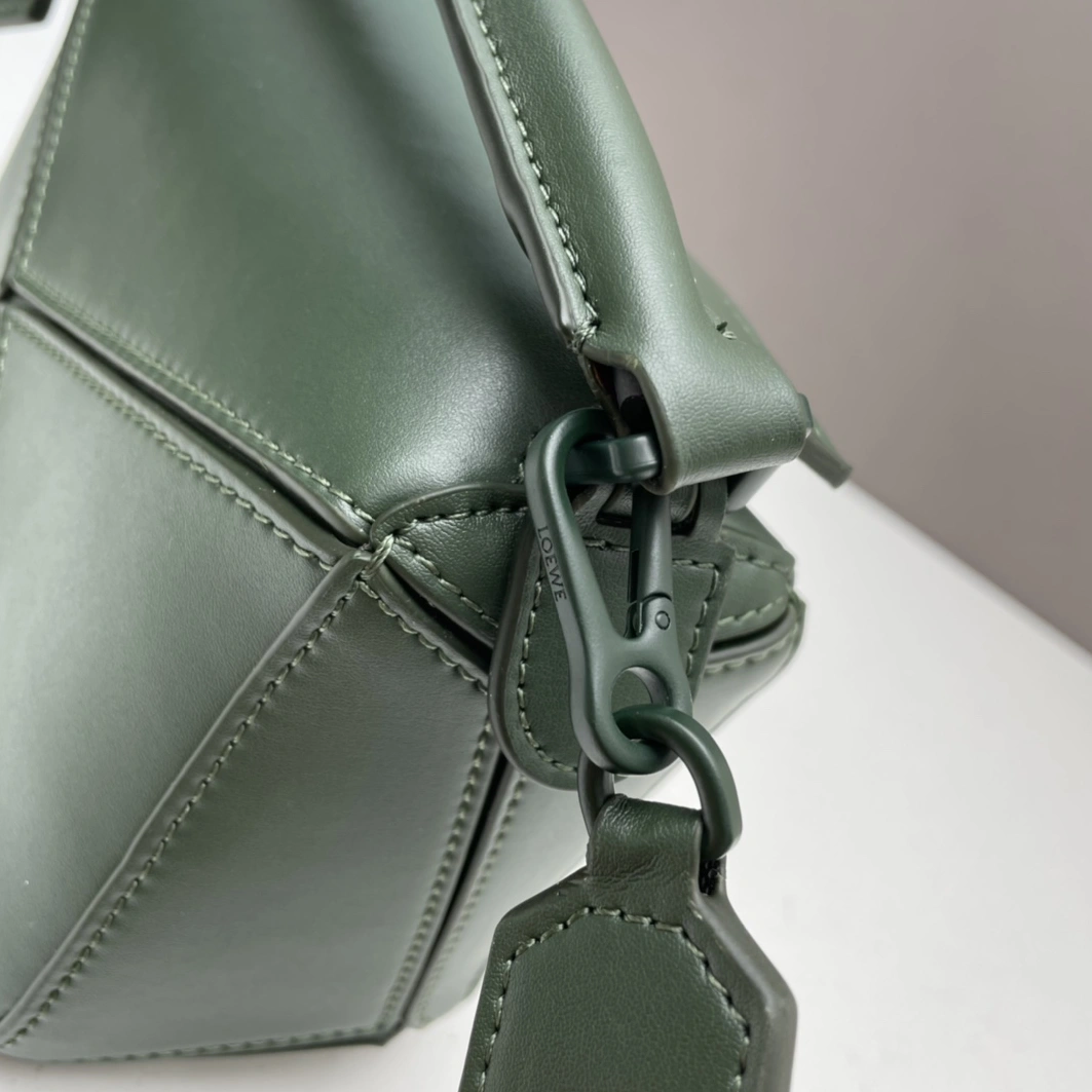 GoodFit 4396 LOEWE AAA Quality Messenger Bags For Women