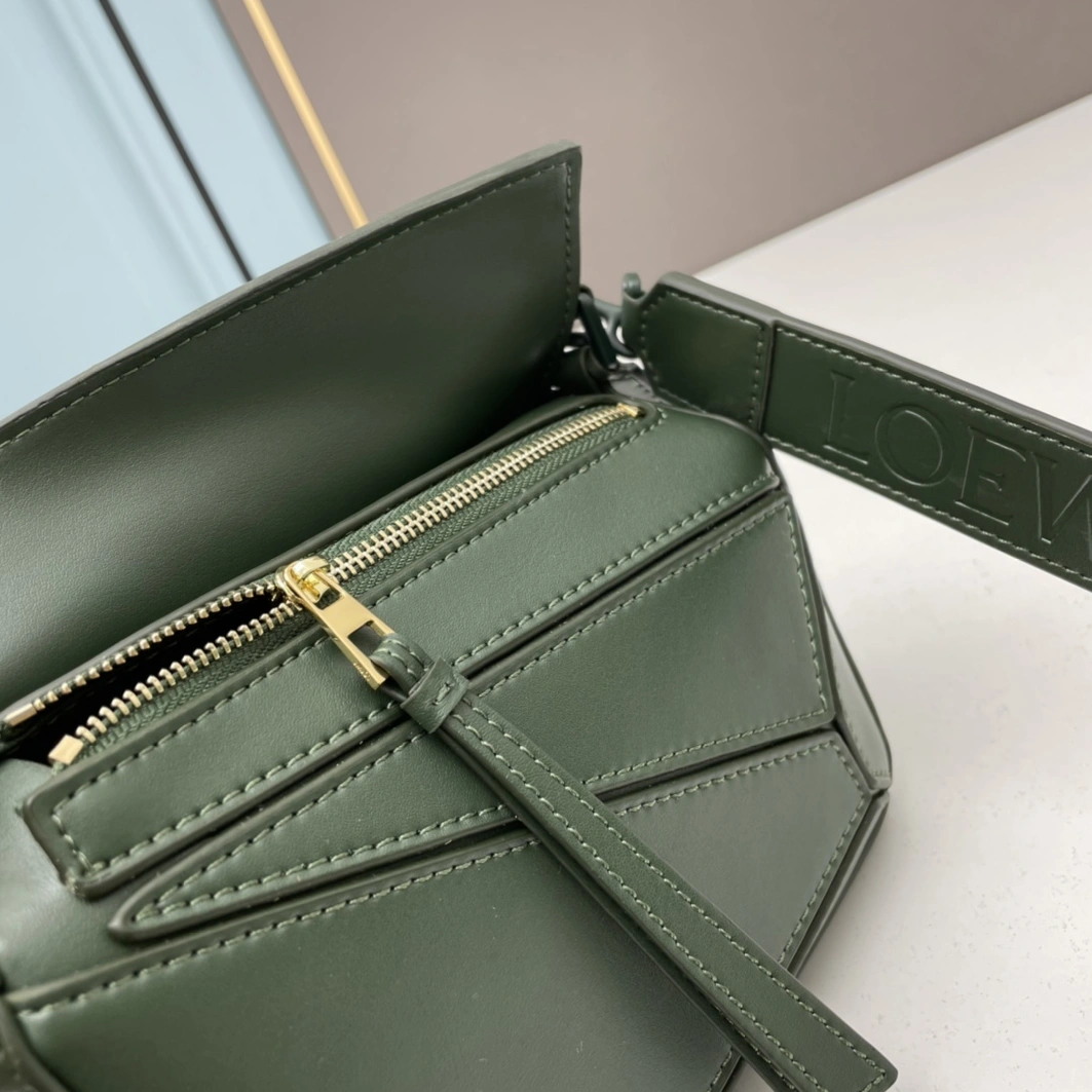 GoodFit 4396 LOEWE AAA Quality Messenger Bags For Women