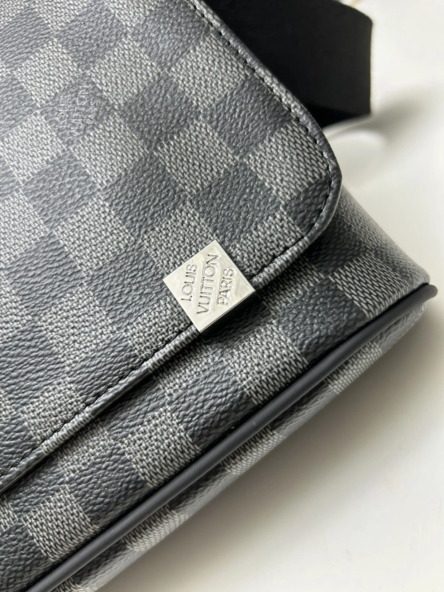 GoodFit 7354 Louis Vuitton AAA Man Messenger Bags
