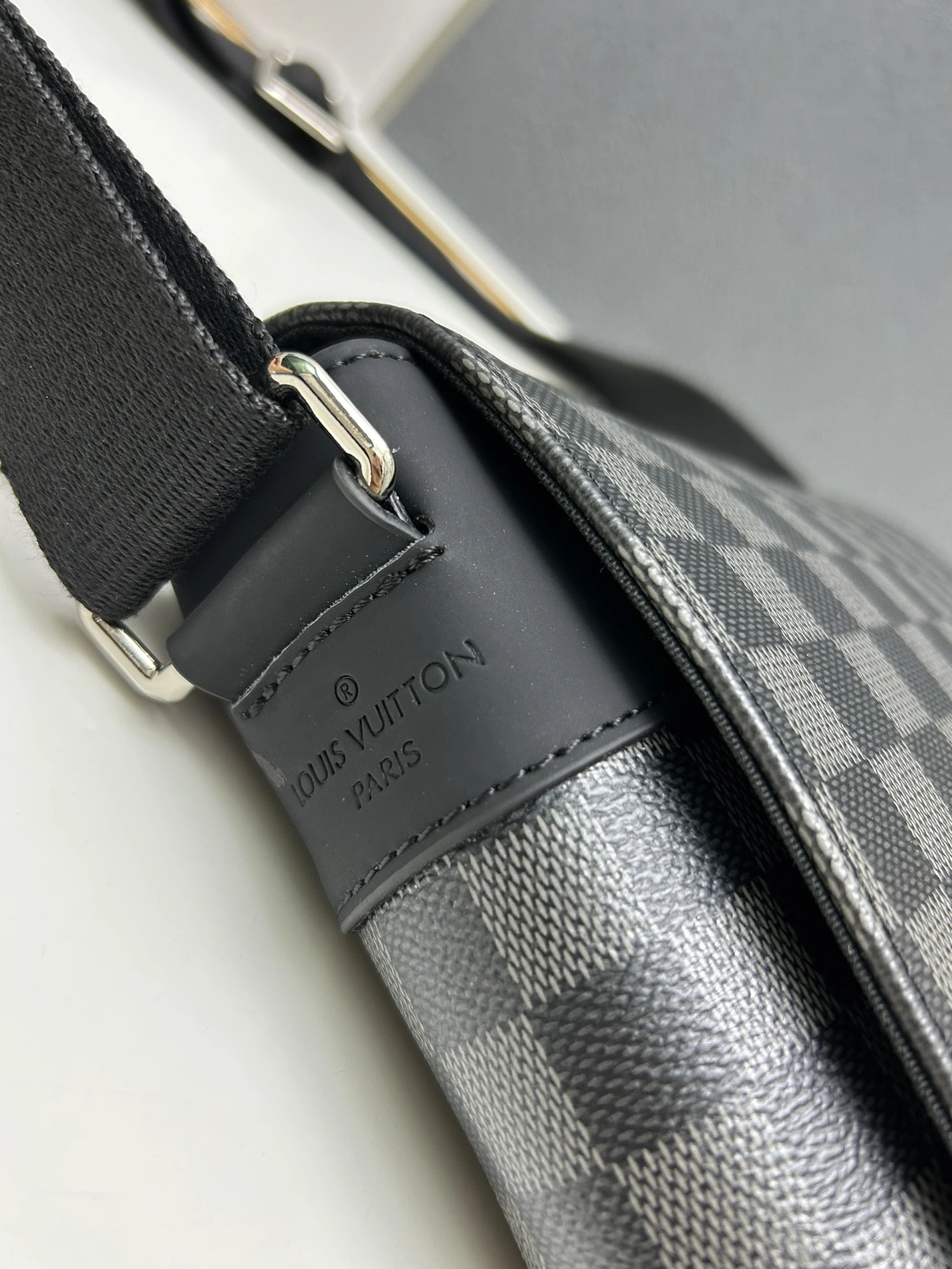 GoodFit 7354 Louis Vuitton AAA Man Messenger Bags
