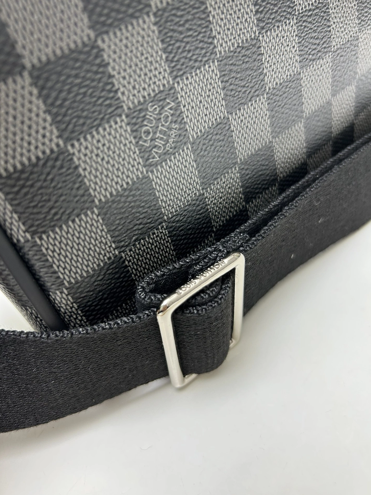 GoodFit 7354 Louis Vuitton AAA Man Messenger Bags