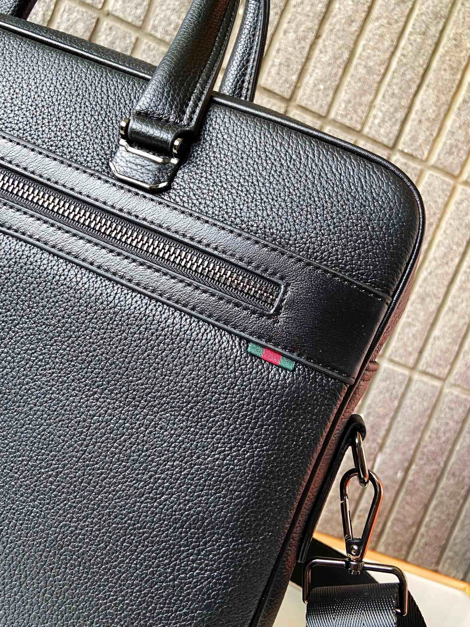Gucci AAA Man Handbags Practical 8015