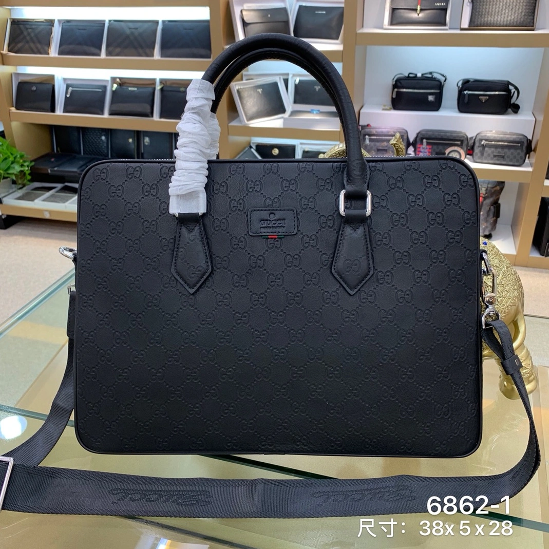Gucci AAA Man Handbags Sleek 4832