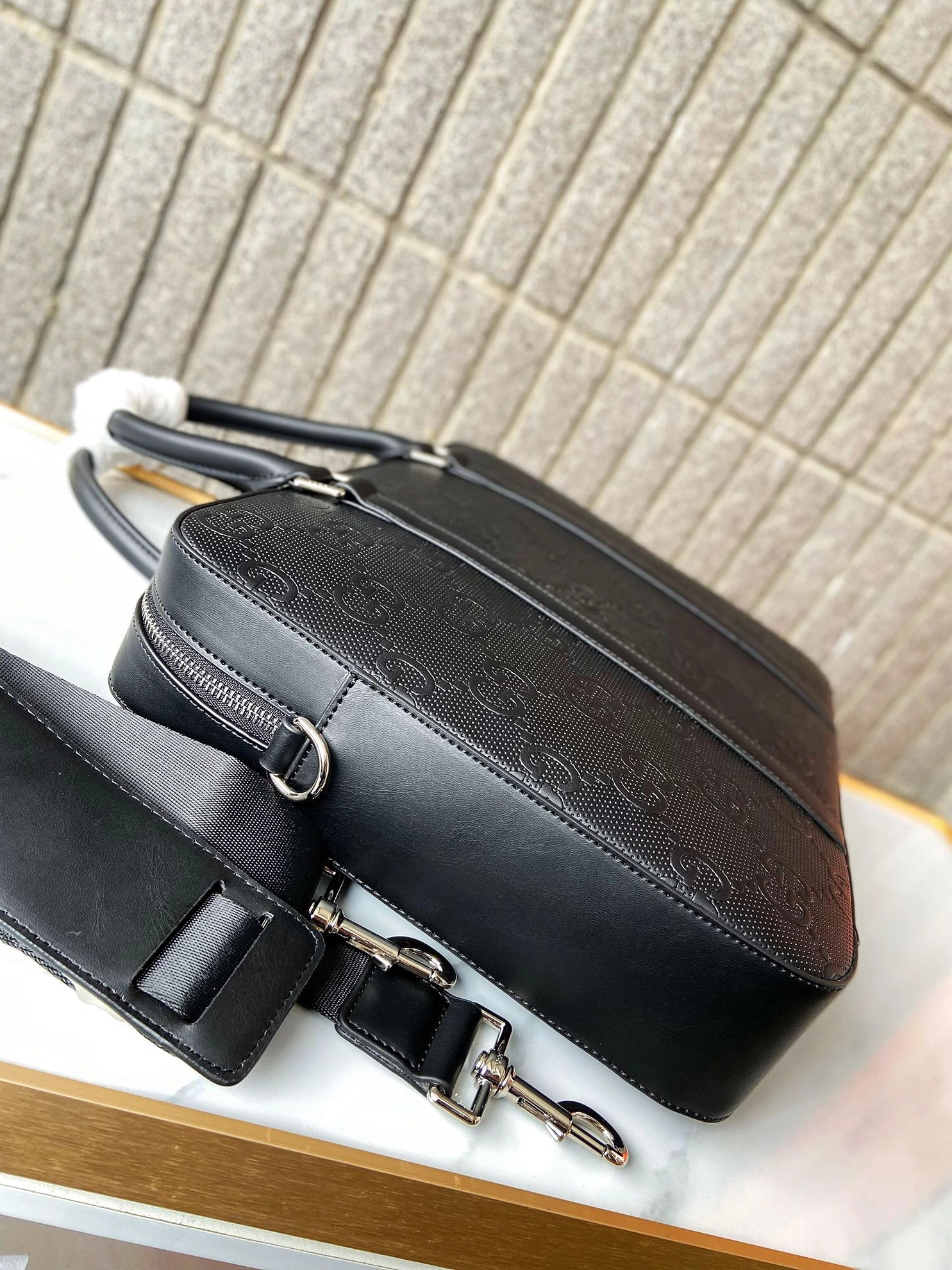 Gucci AAA Man Handbags Trendsetting 1025