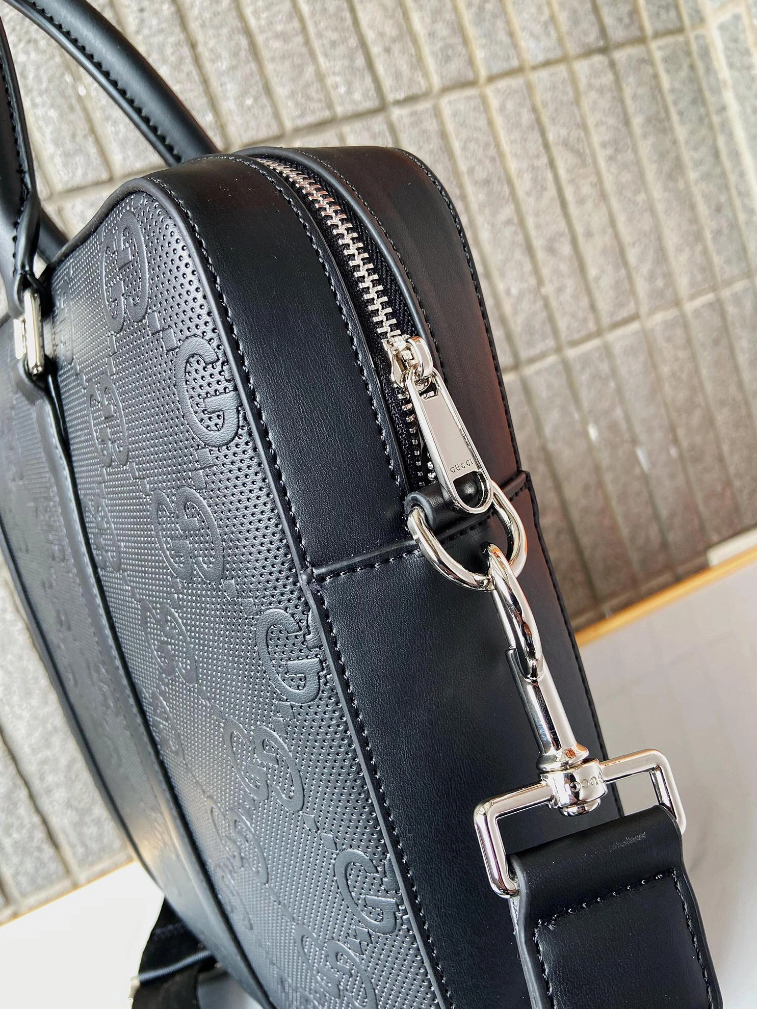 Gucci AAA Man Handbags Trendsetting 1025