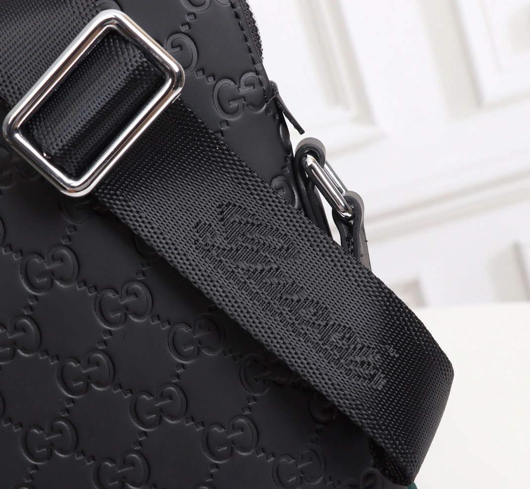 Gucci AAA Man Messenger Bags Compact 8740