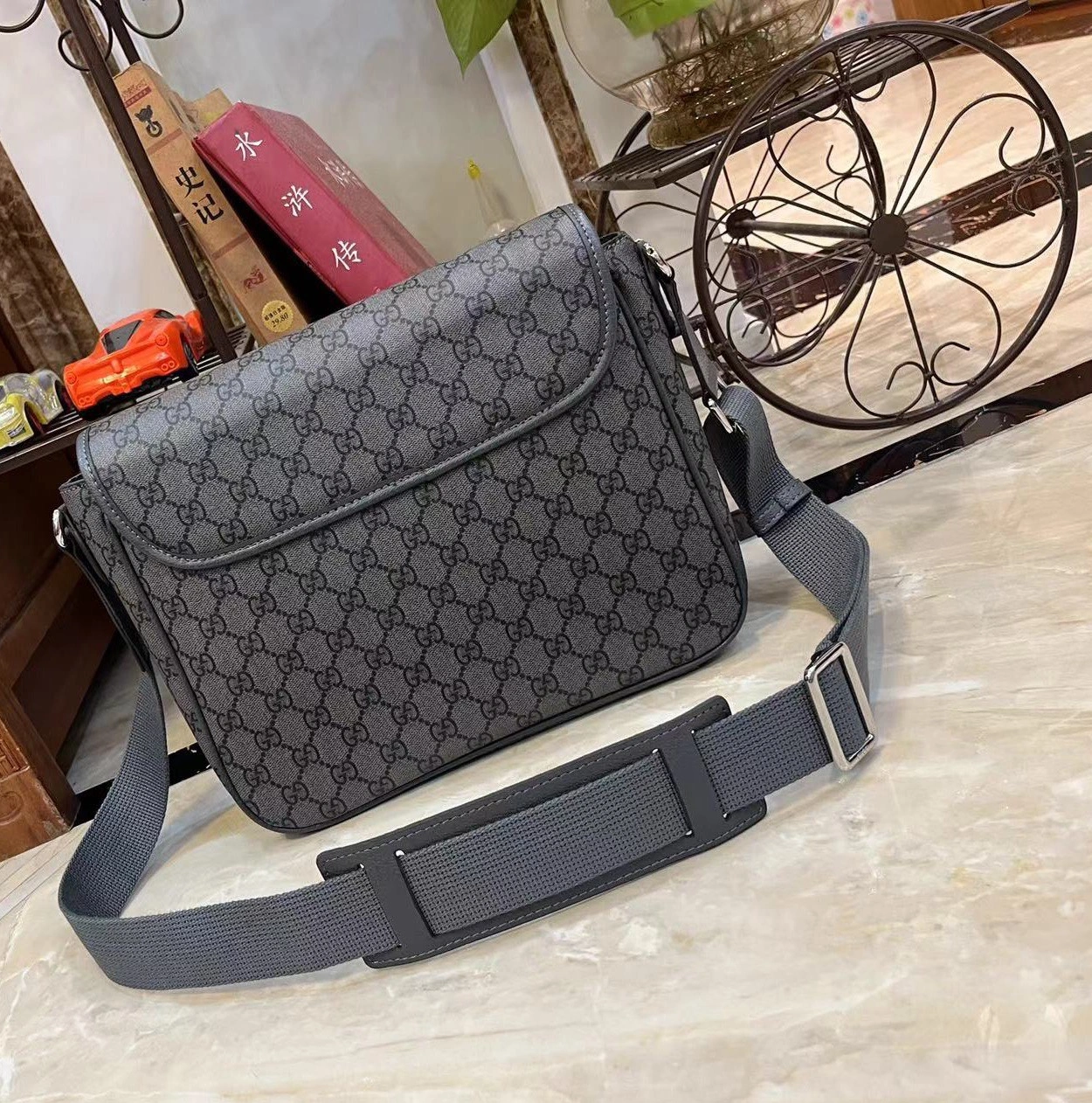 Gucci AAA Man Messenger Bags Minimalist 2233