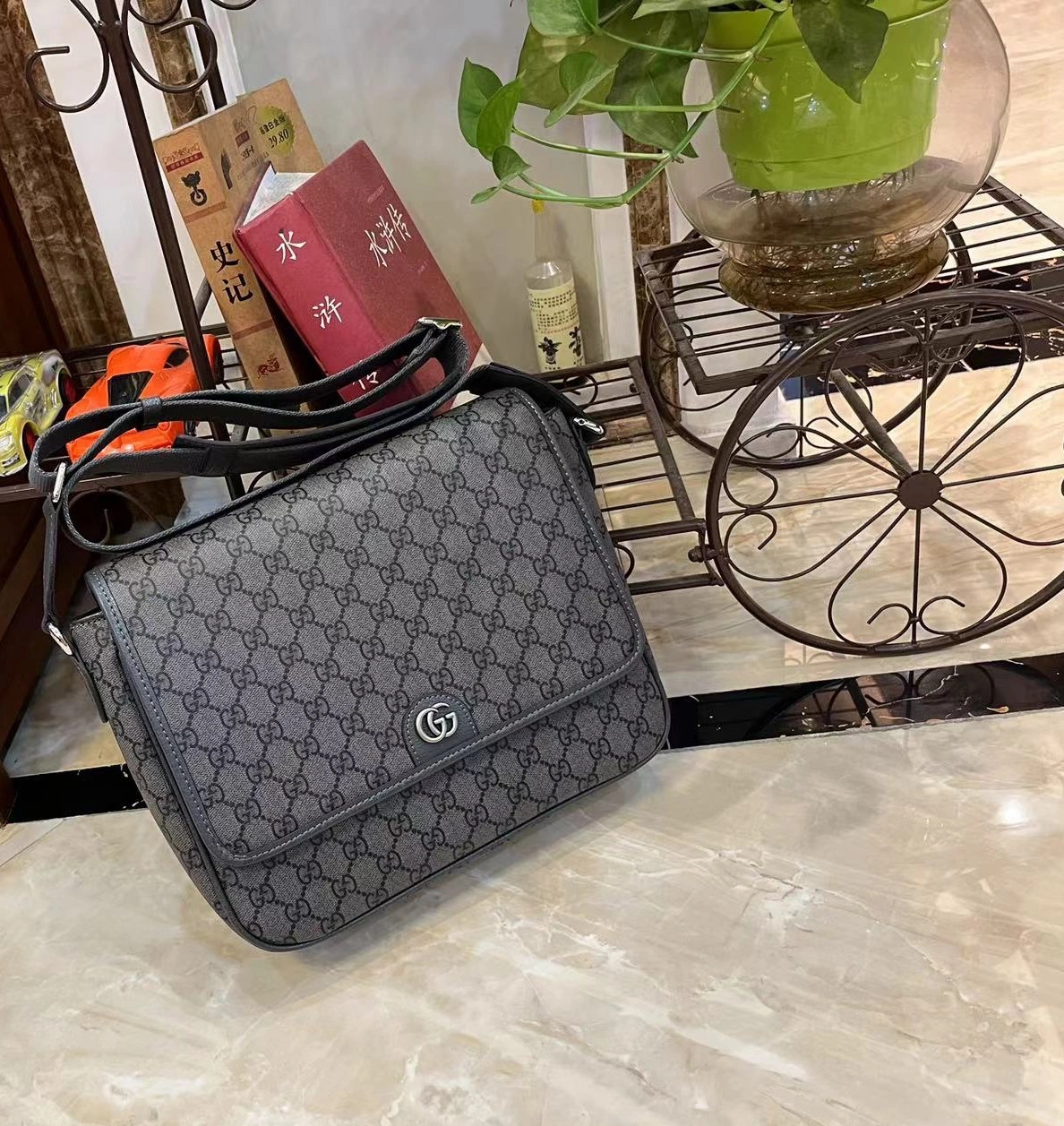 Gucci AAA Man Messenger Bags Minimalist 2233