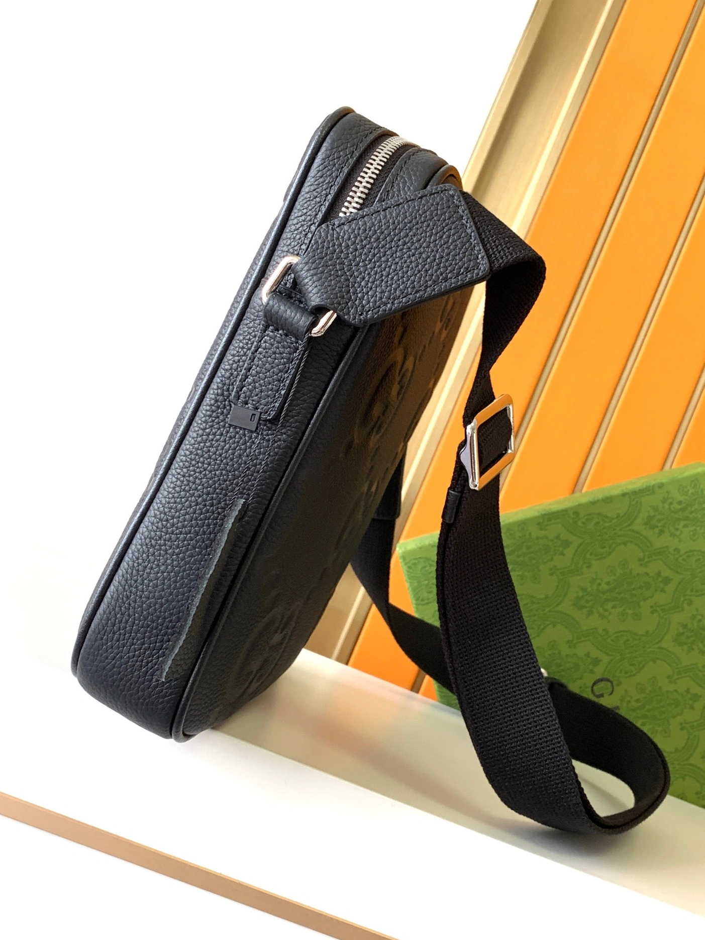 Gucci AAA Man Messenger Bags Minimalist 6968