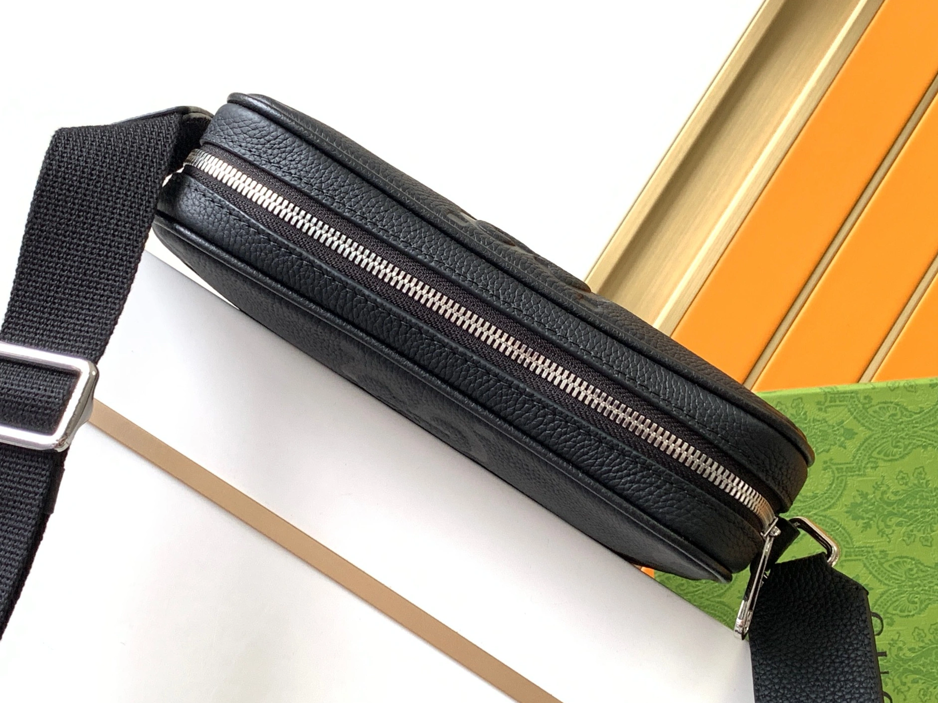 Gucci AAA Man Messenger Bags Minimalist 6968