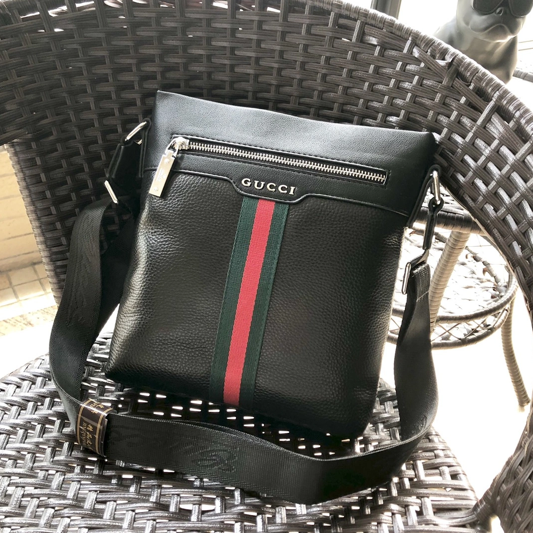 Gucci AAA Man Messenger Bags Practical 951