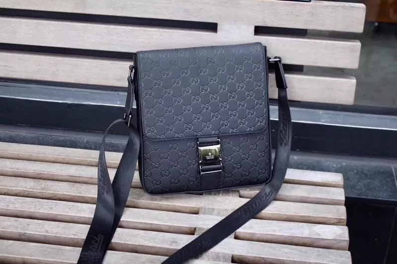 Gucci AAA Man Messenger Bags Sleek 5593