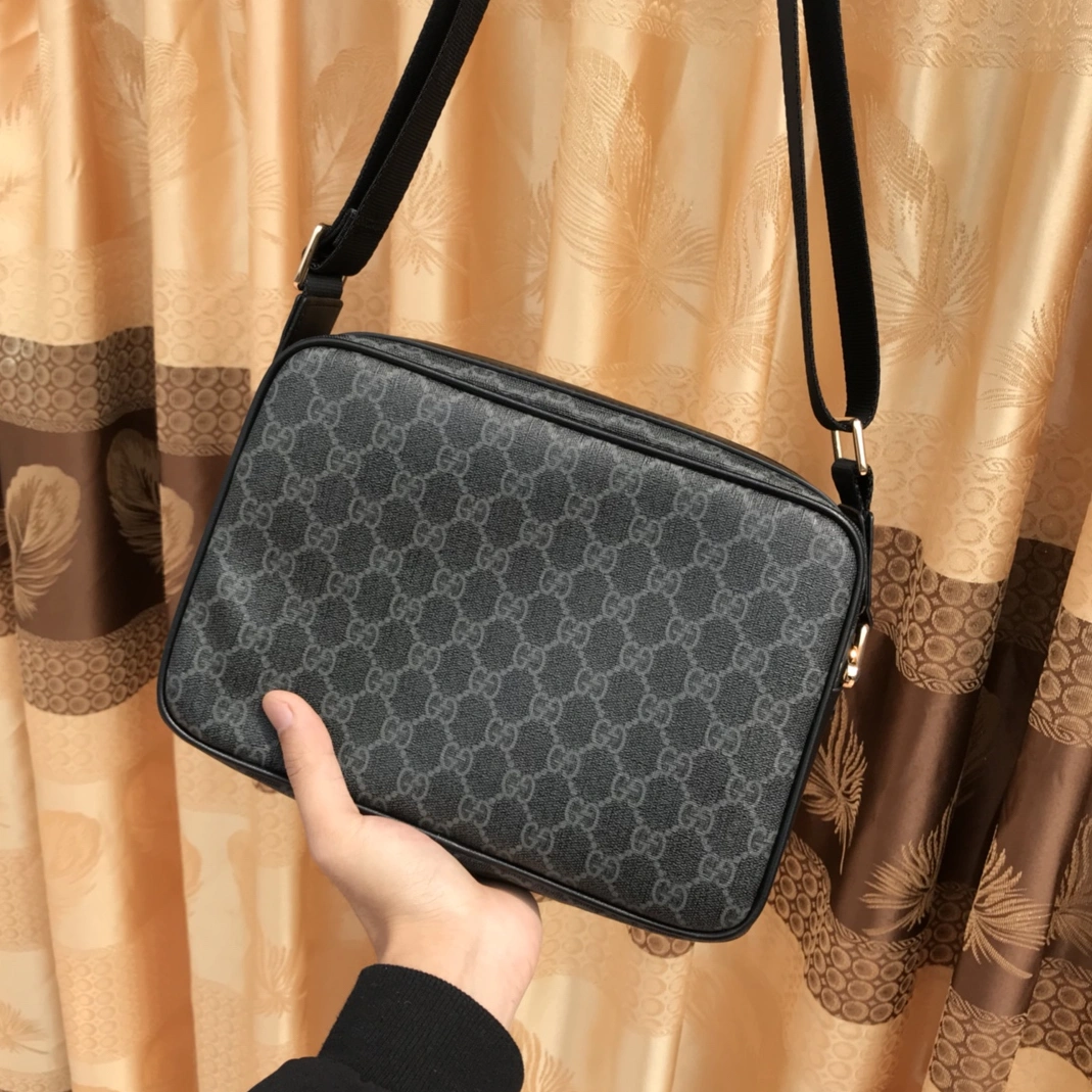 Gucci AAA Man Messenger Bags Sleek 8913