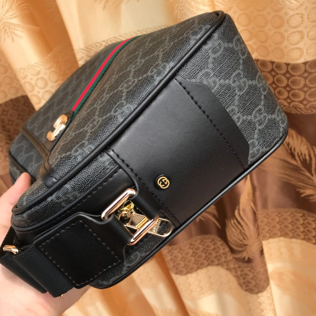 Gucci AAA Man Messenger Bags Sleek 8913