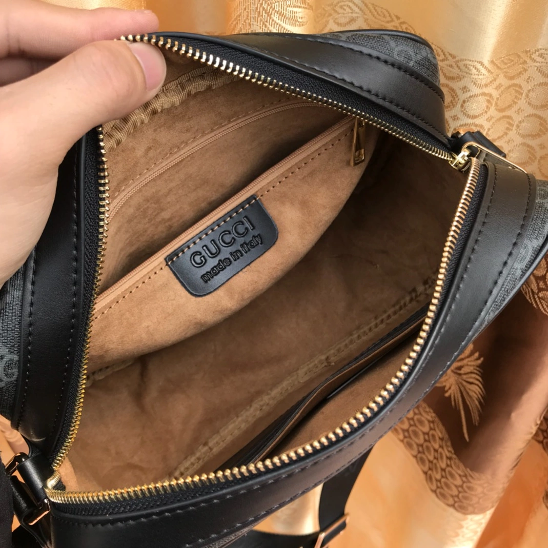 Gucci AAA Man Messenger Bags Sleek 8913