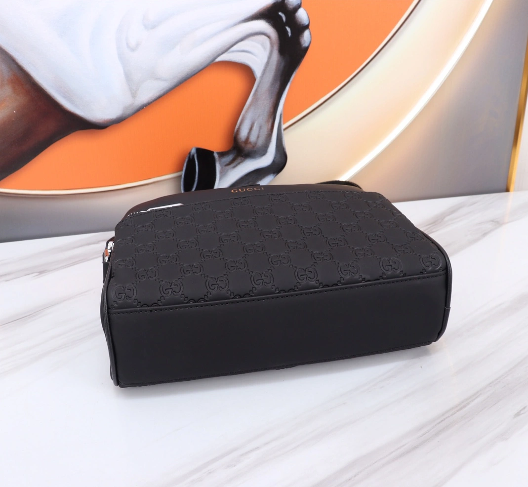 Gucci AAA Man Messenger Bags Soft 7714
