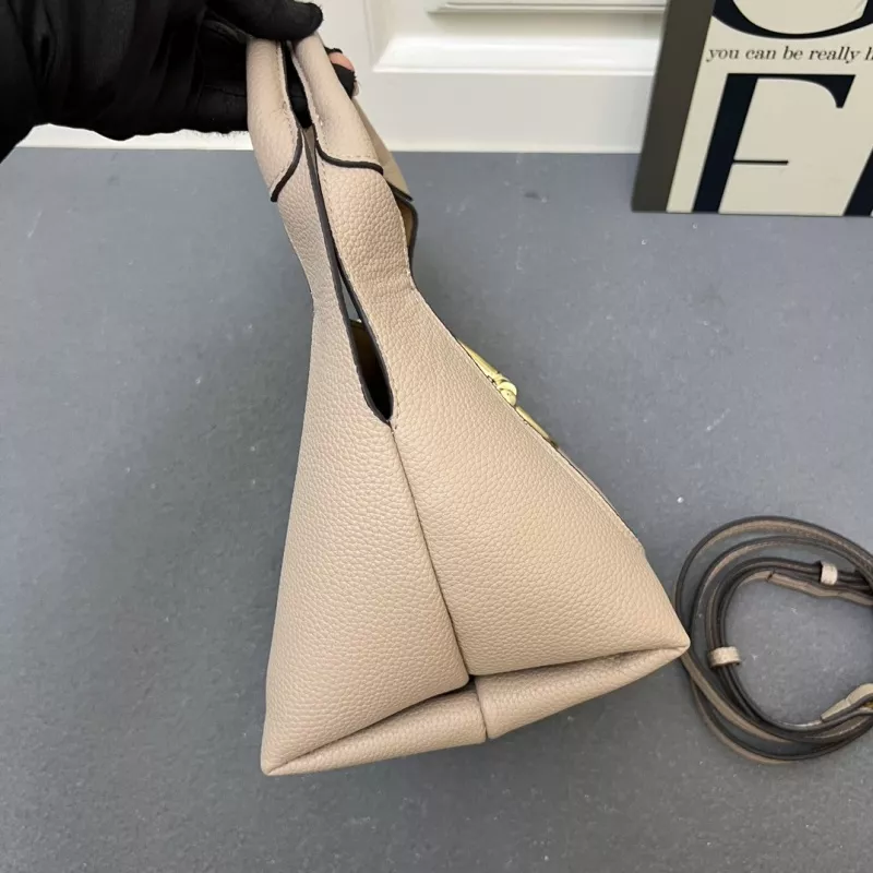 Gucci AAA Quality Handbags For Women Flexible 3484