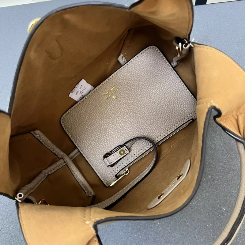 Gucci AAA Quality Handbags For Women Flexible 3484