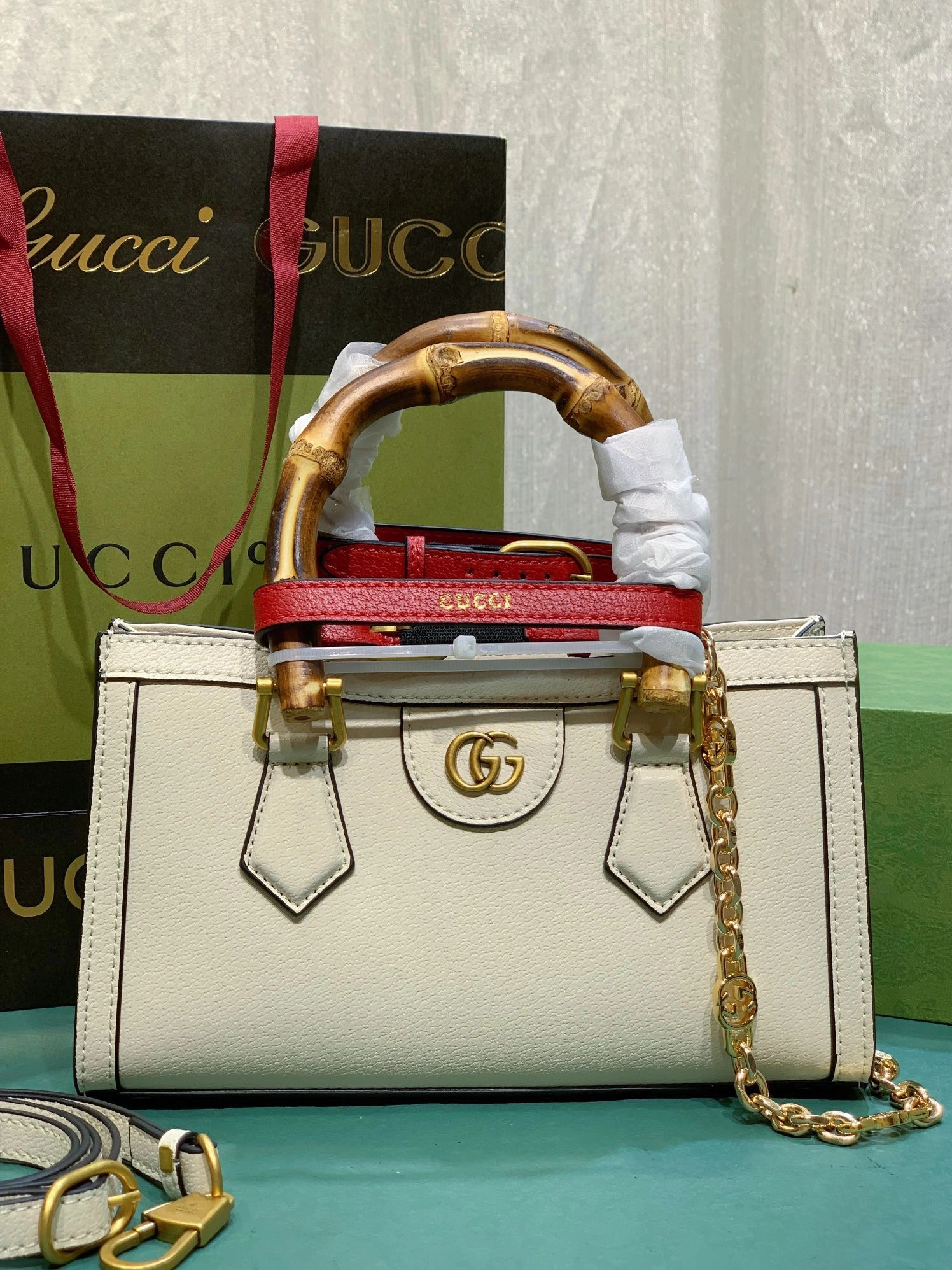 Gucci AAA Quality Handbags For Women Flexible 6971