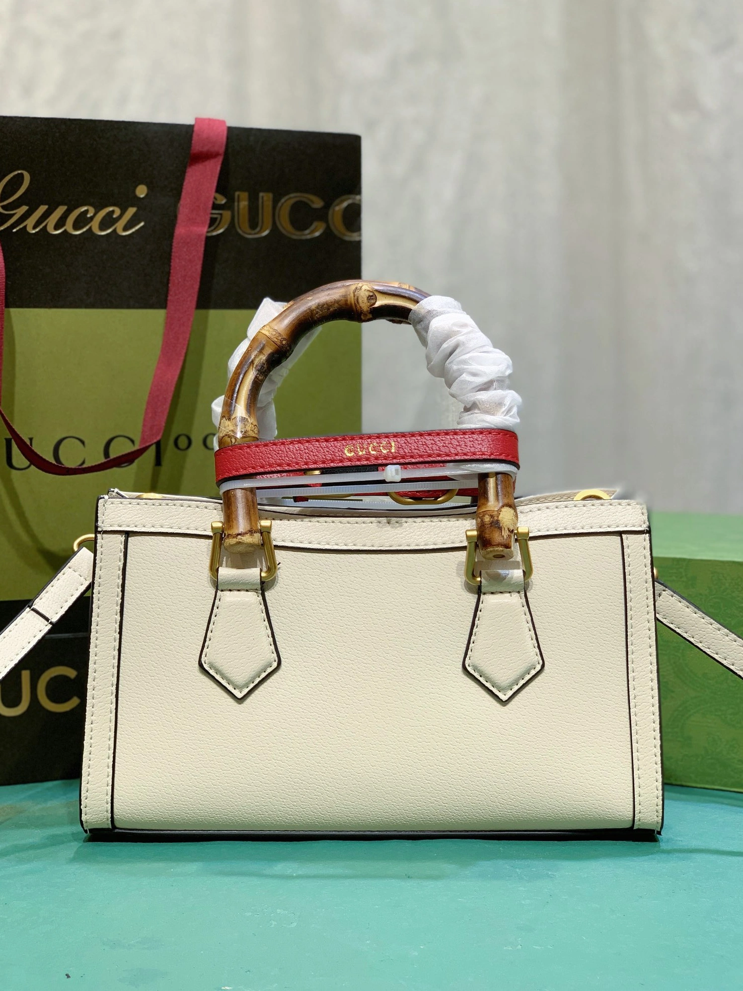 Gucci AAA Quality Handbags For Women Flexible 6971