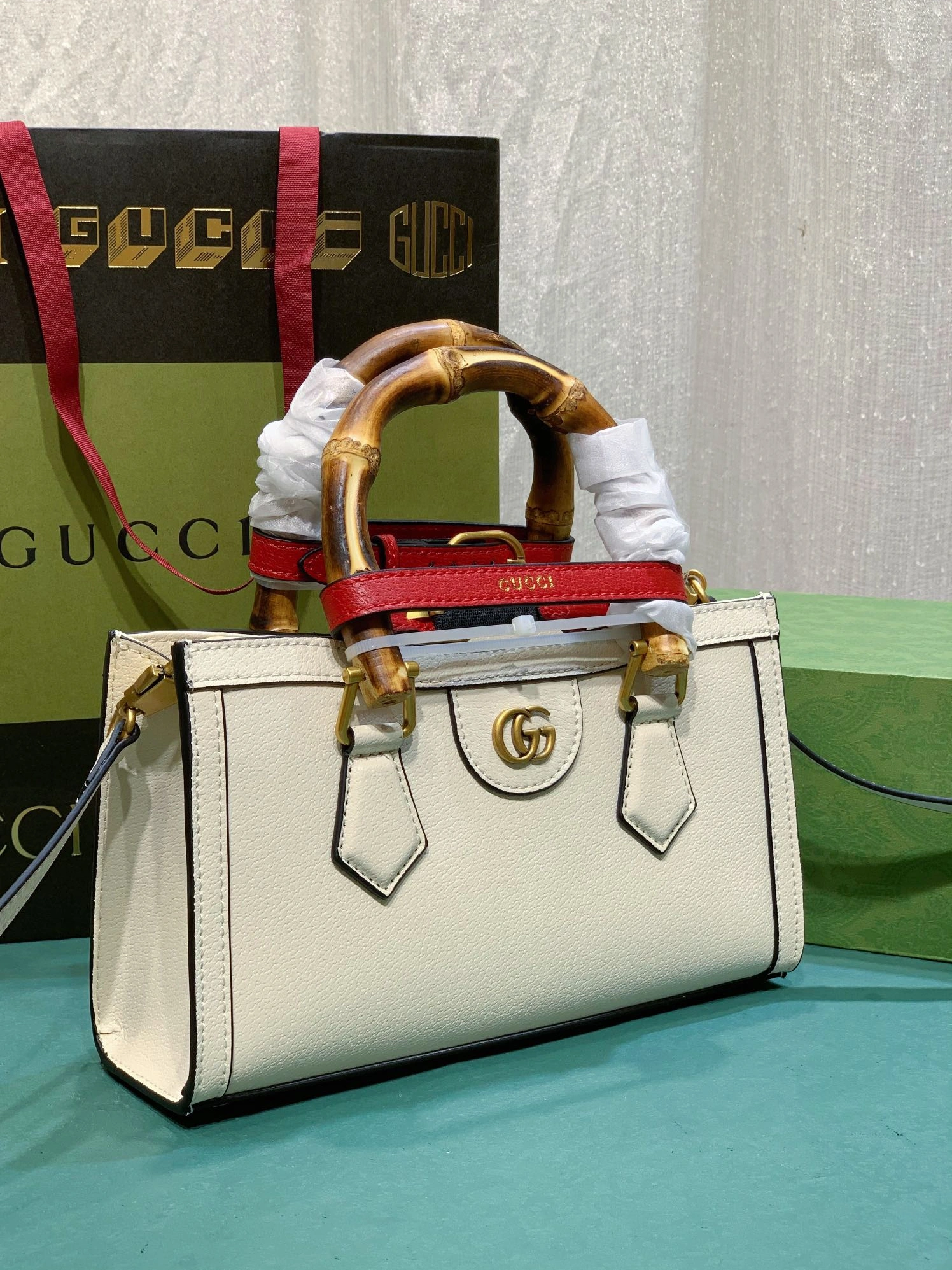 Gucci AAA Quality Handbags For Women Flexible 6971