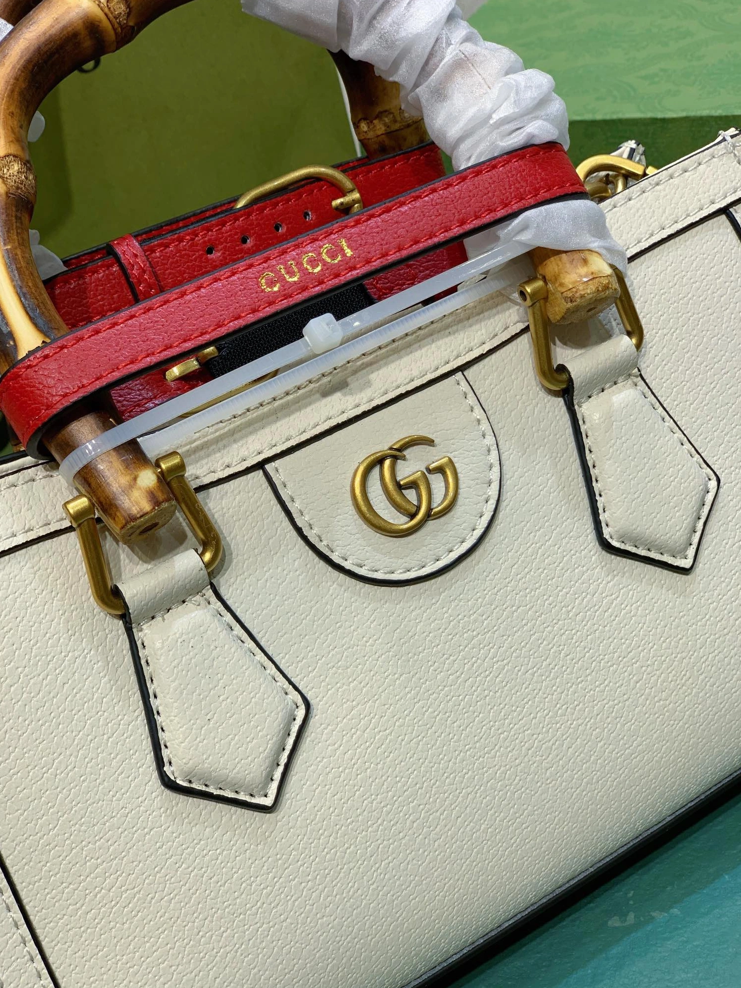 Gucci AAA Quality Handbags For Women Flexible 6971