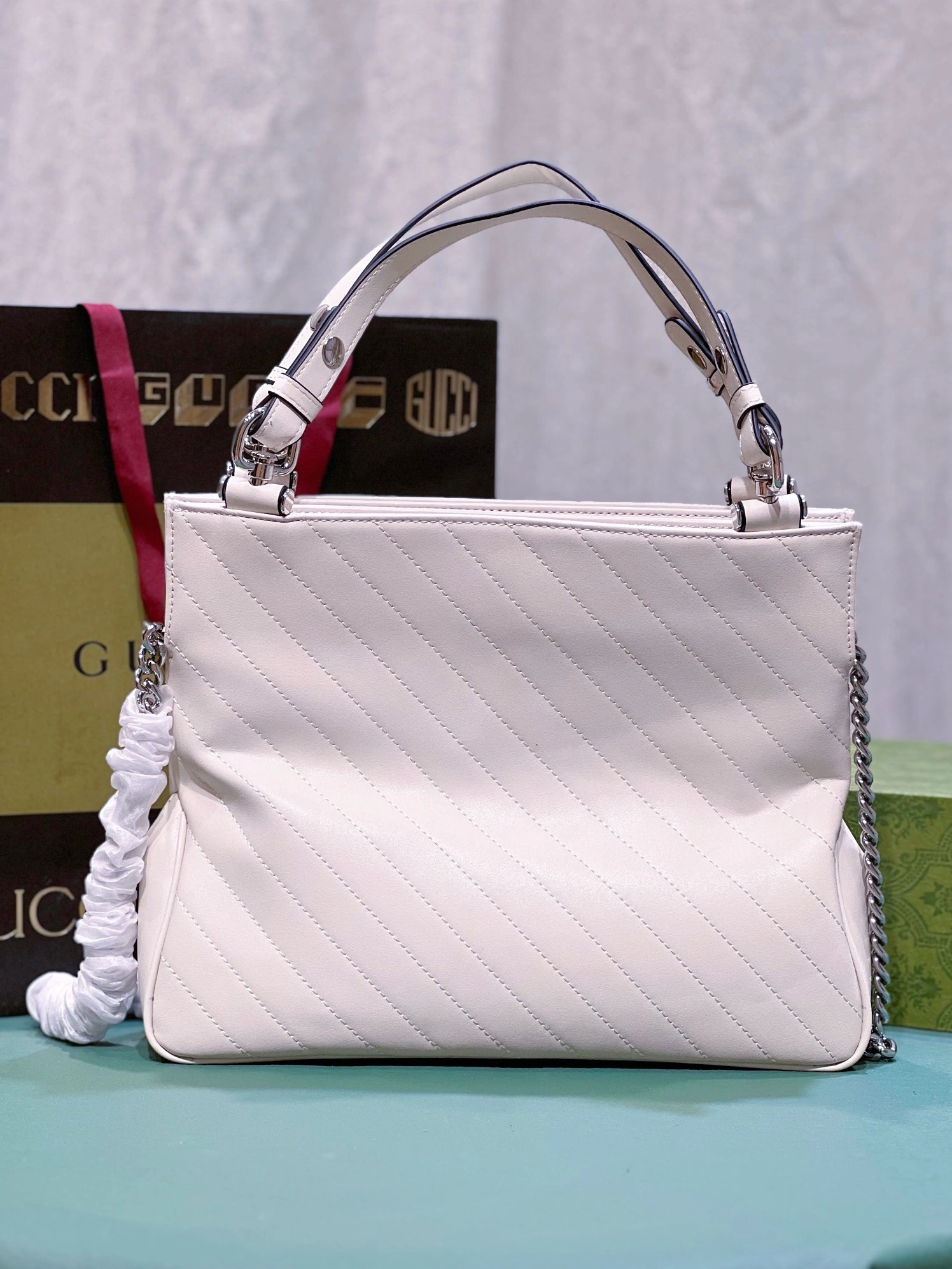 Gucci AAA Quality Handbags For Women Lightweight 9476