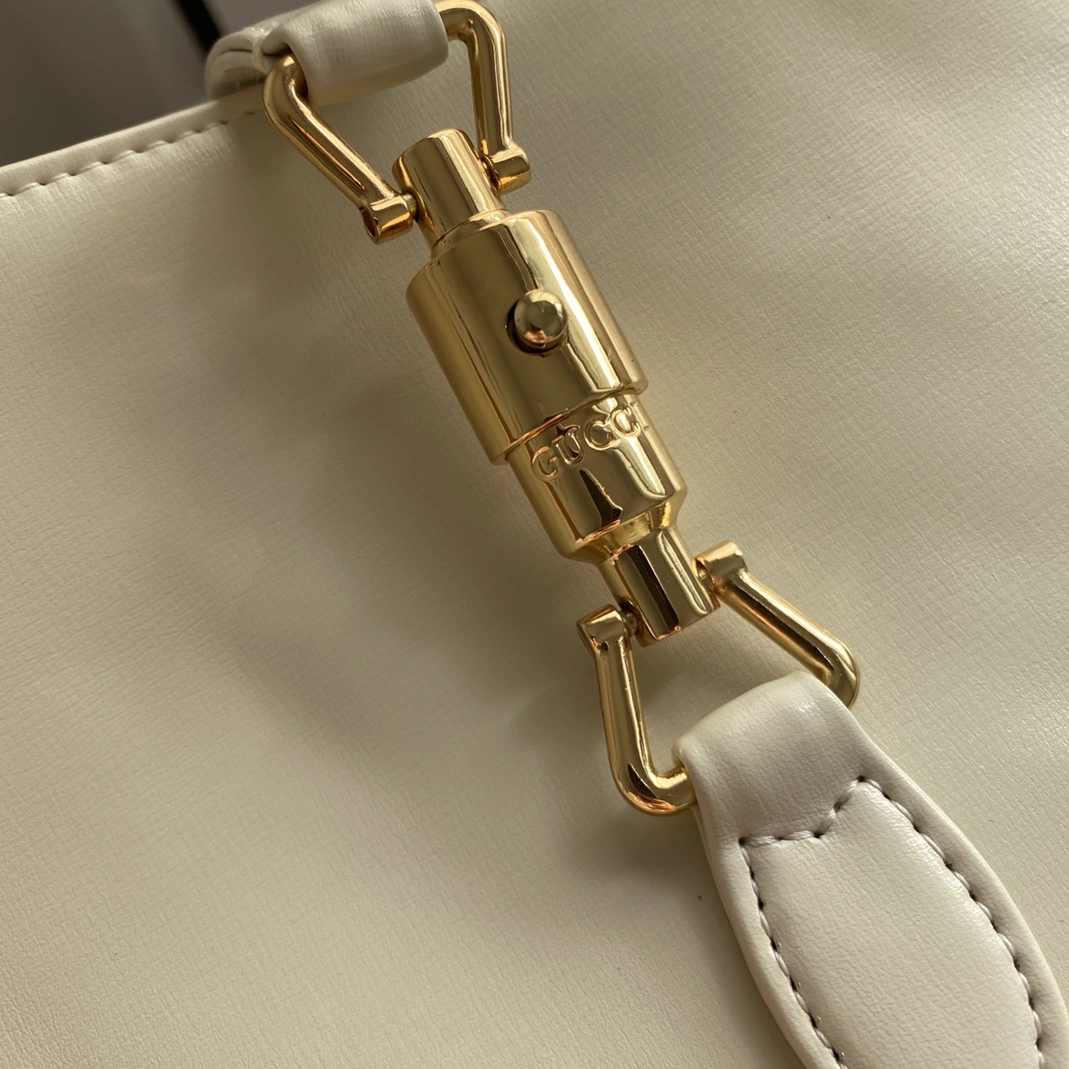 Gucci AAA Quality Handbags For Women Modern 3951