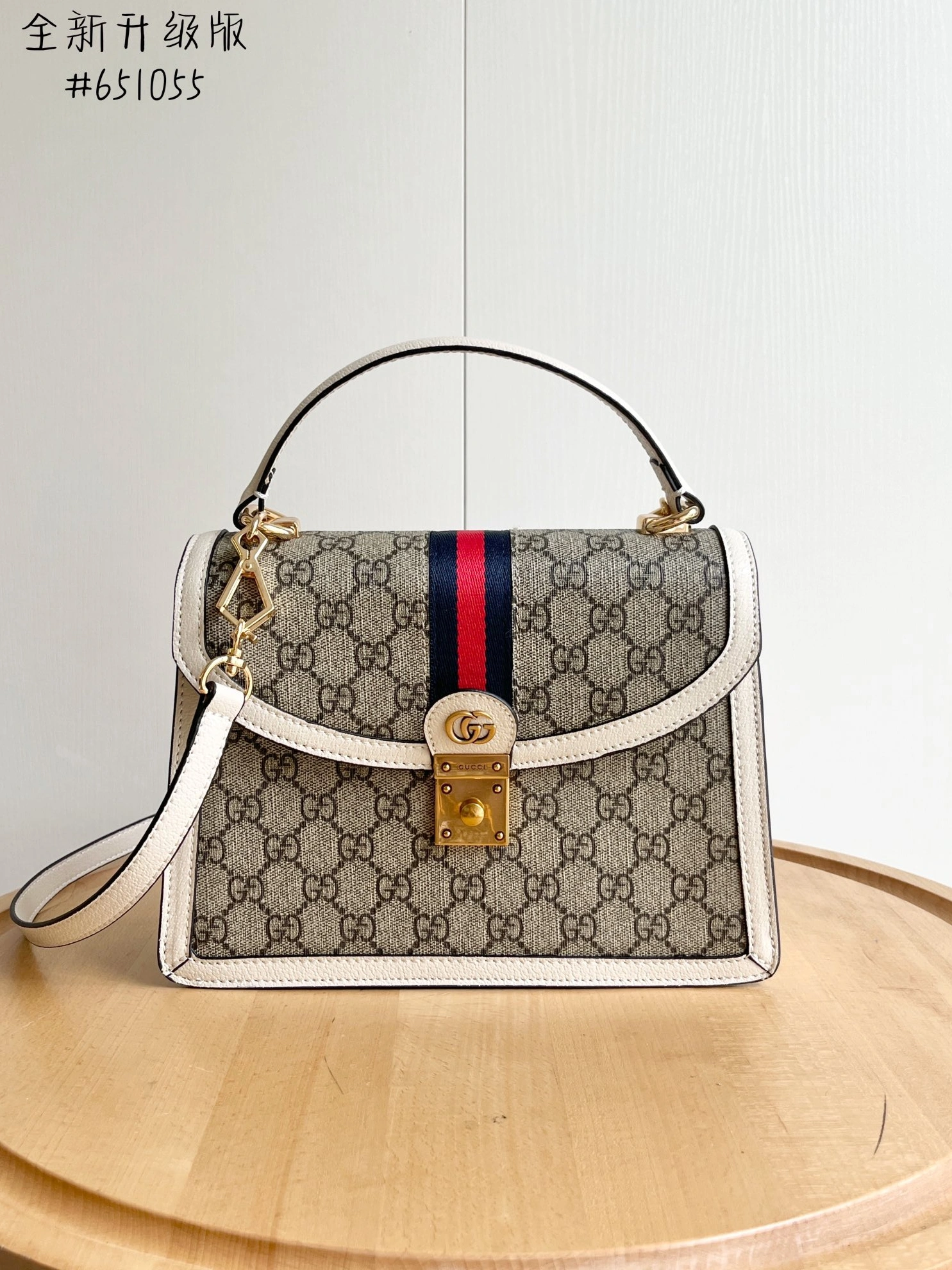 Gucci AAA Quality Handbags For Women Sleek 1467