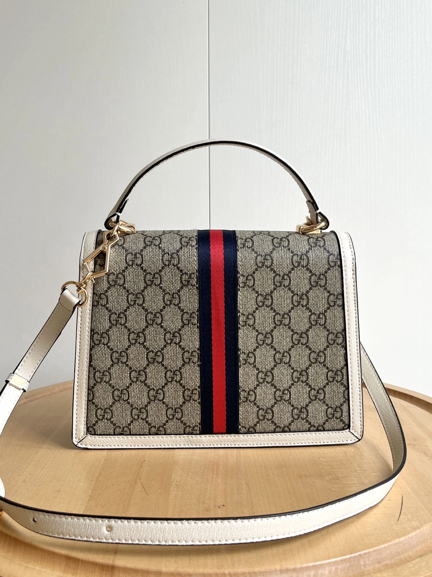 Gucci AAA Quality Handbags For Women Sleek 1467