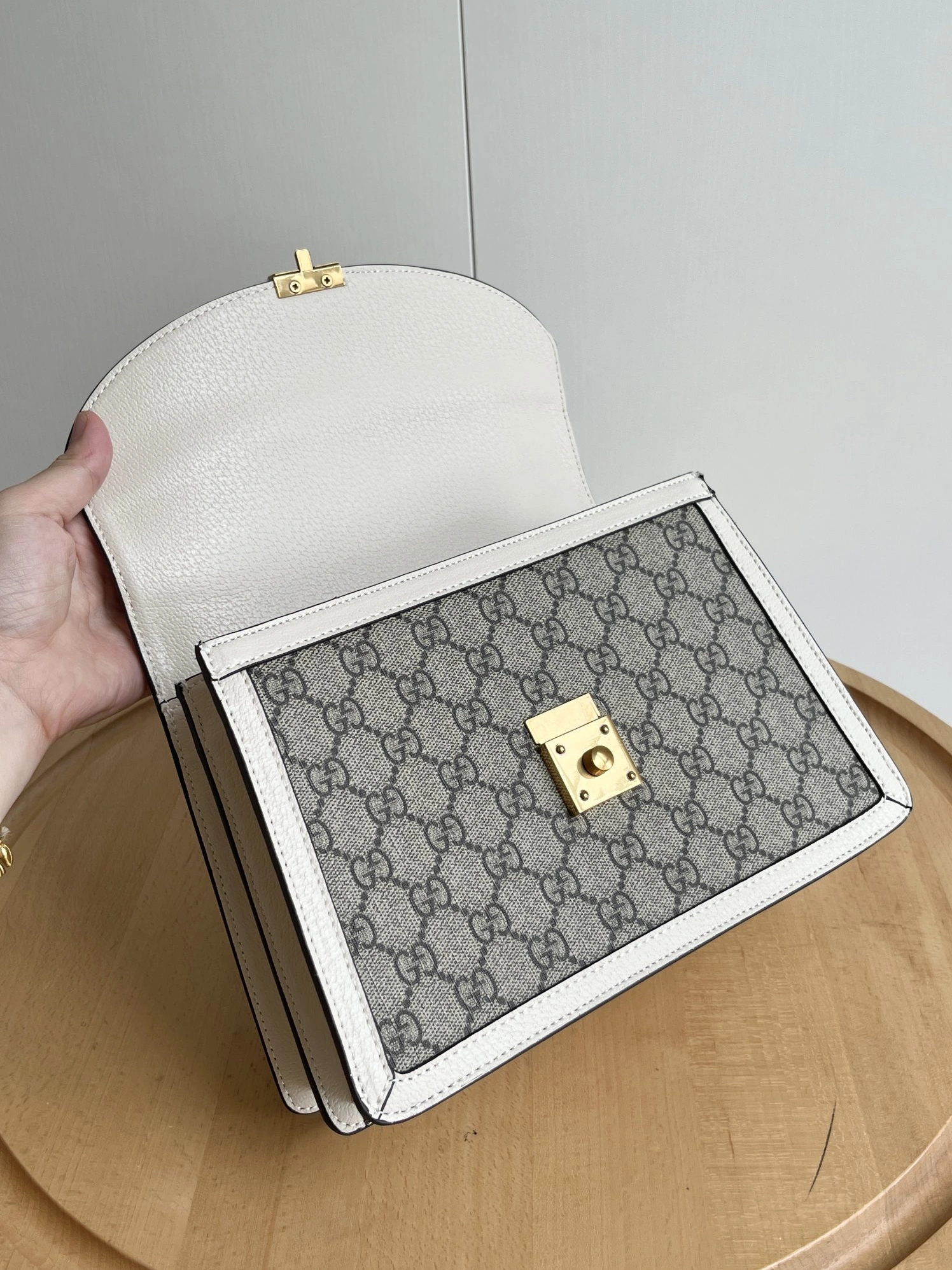 Gucci AAA Quality Handbags For Women Sleek 1467