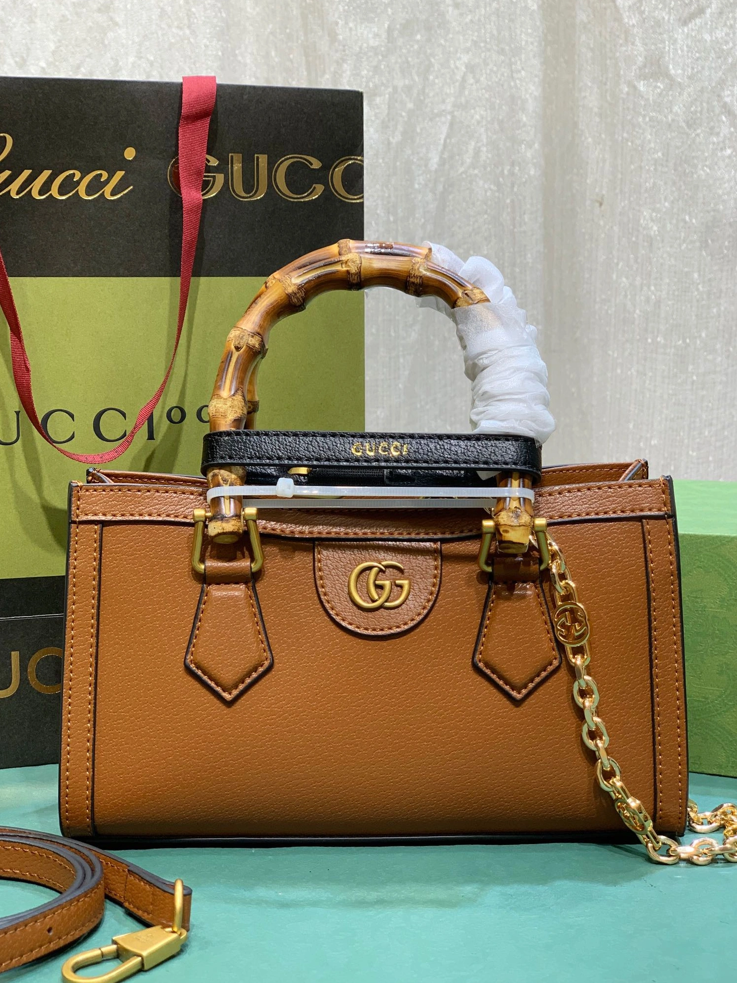 Gucci AAA Quality Handbags For Women Sleek 3955