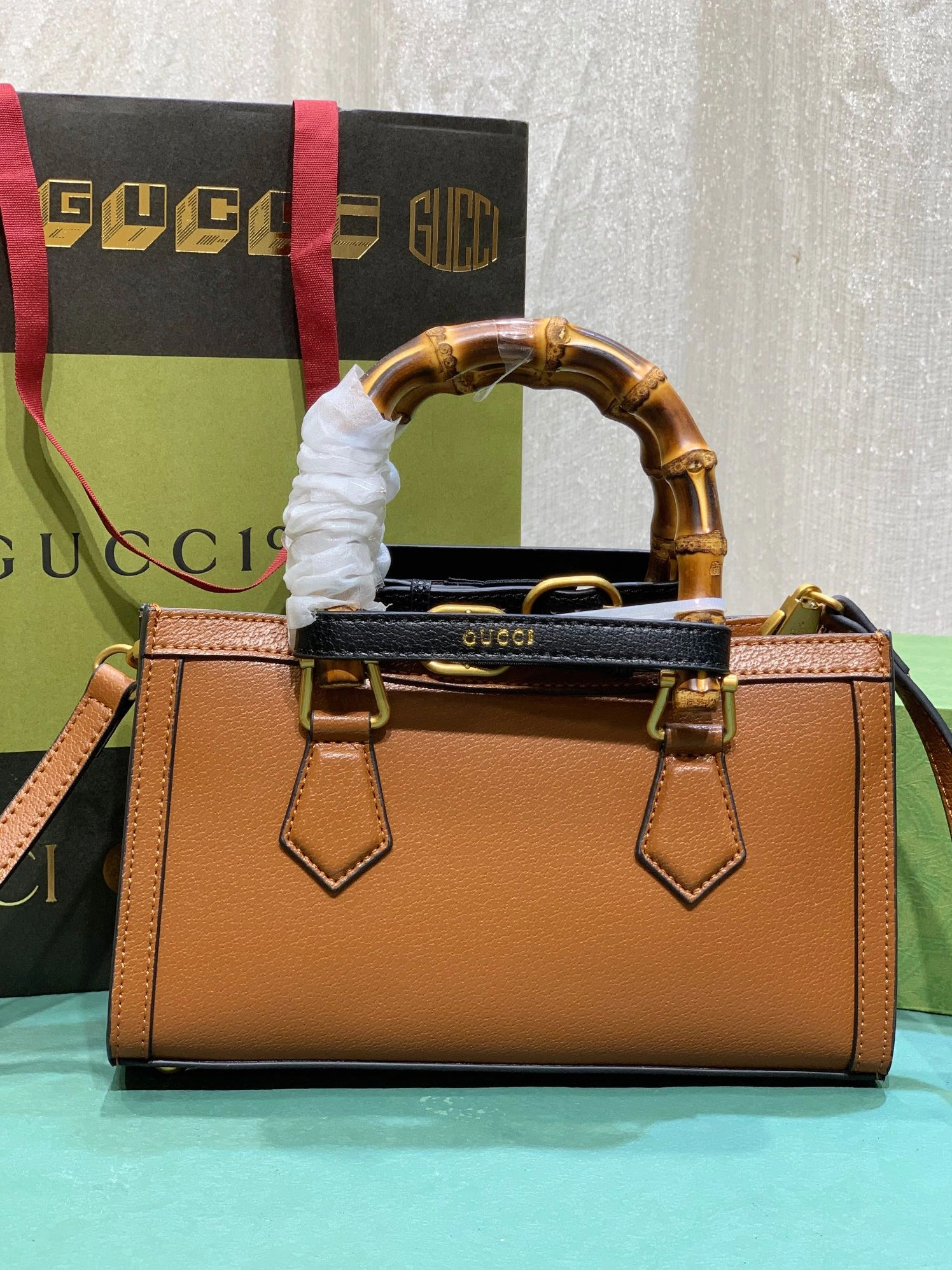 Gucci AAA Quality Handbags For Women Sleek 3955