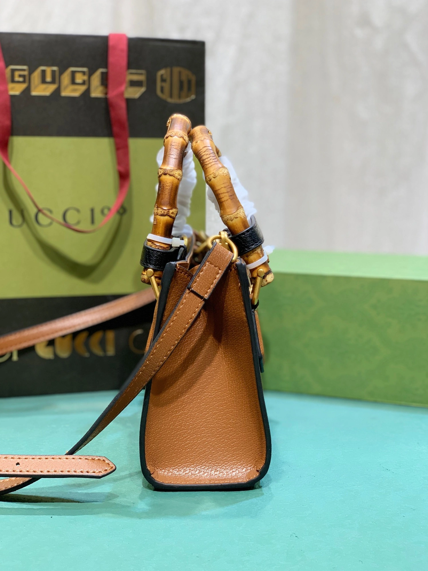 Gucci AAA Quality Handbags For Women Sleek 3955