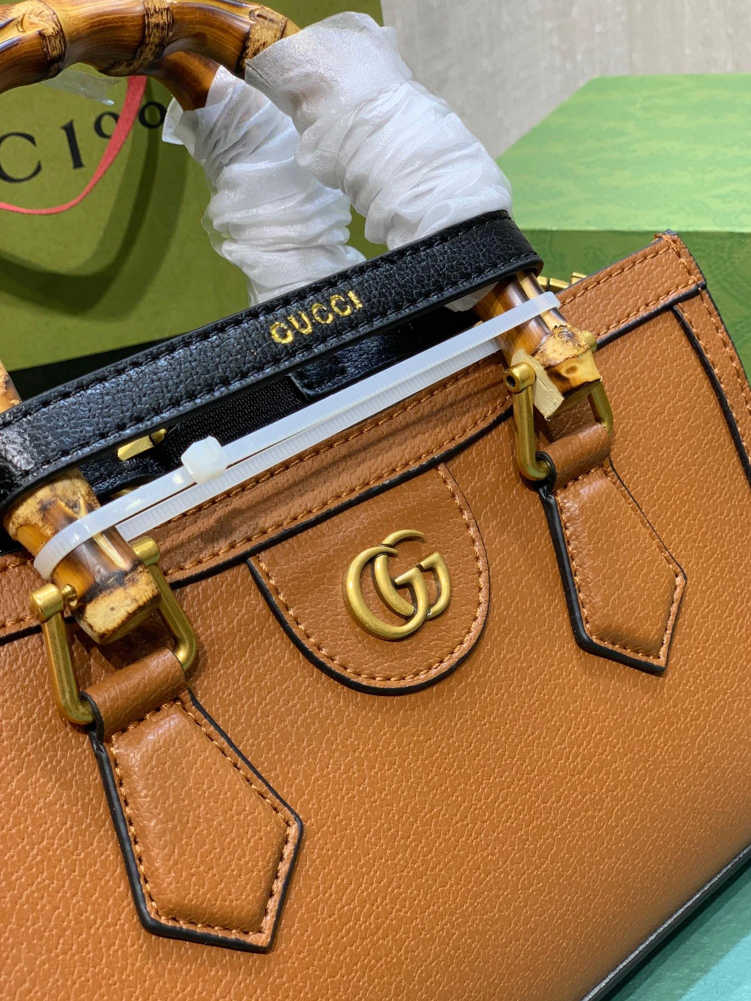 Gucci AAA Quality Handbags For Women Sleek 3955