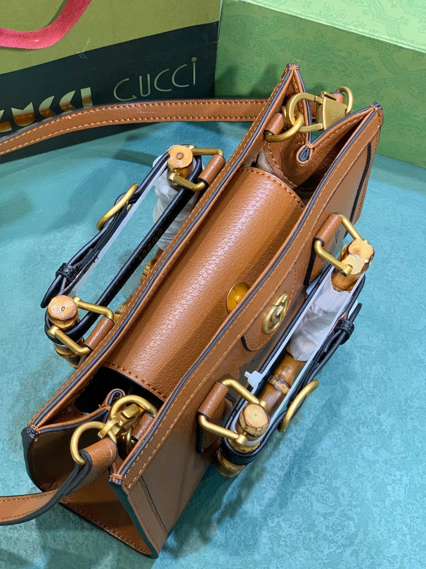 Gucci AAA Quality Handbags For Women Sleek 3955