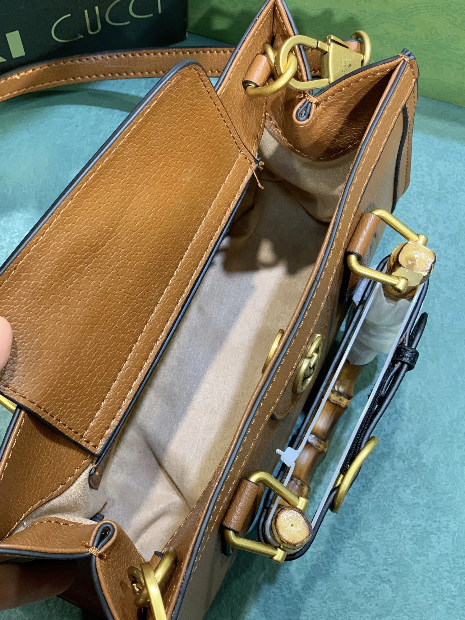 Gucci AAA Quality Handbags For Women Sleek 3955