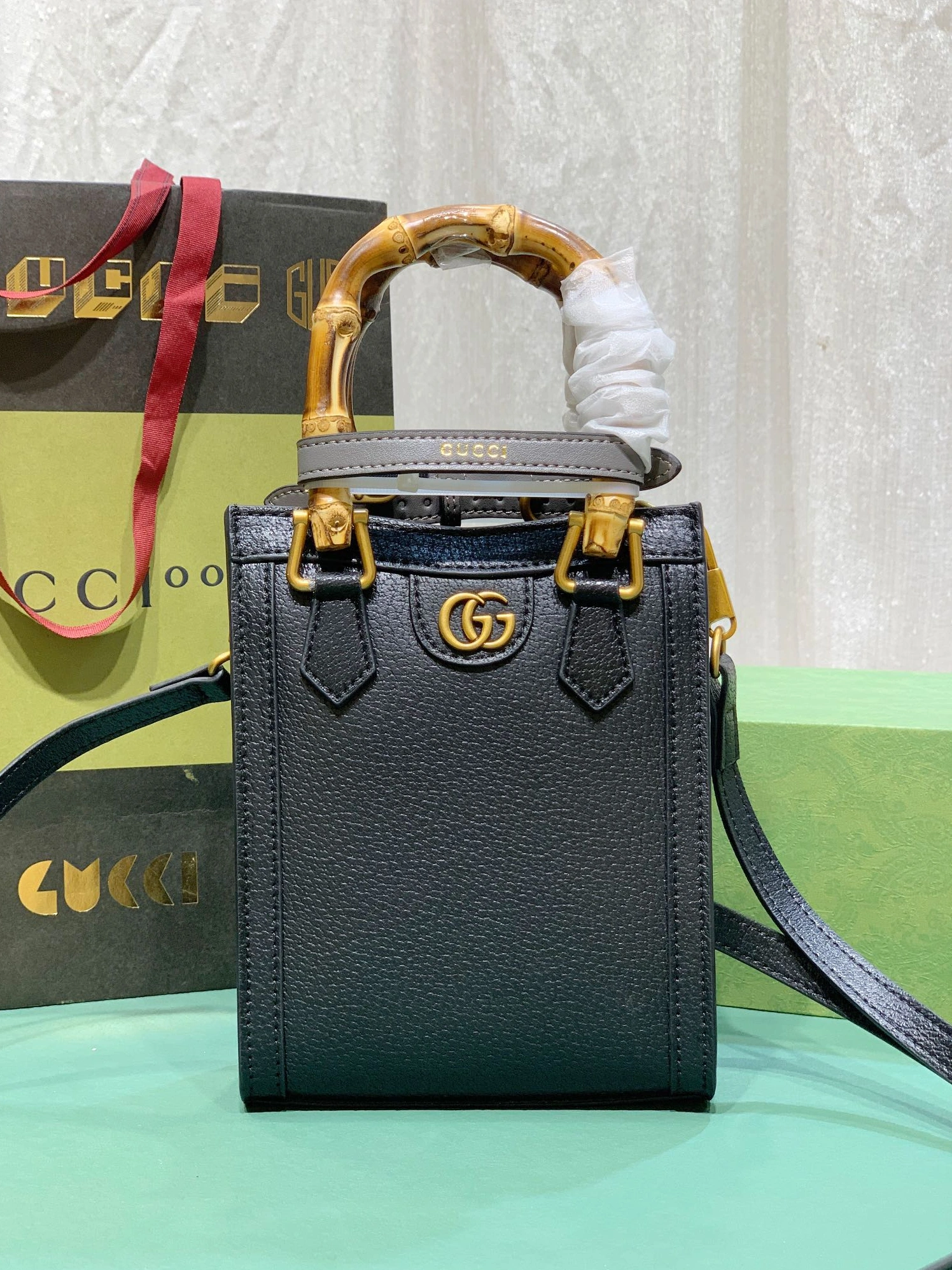 Gucci AAA Quality Handbags For Women Trendsetting 1074
