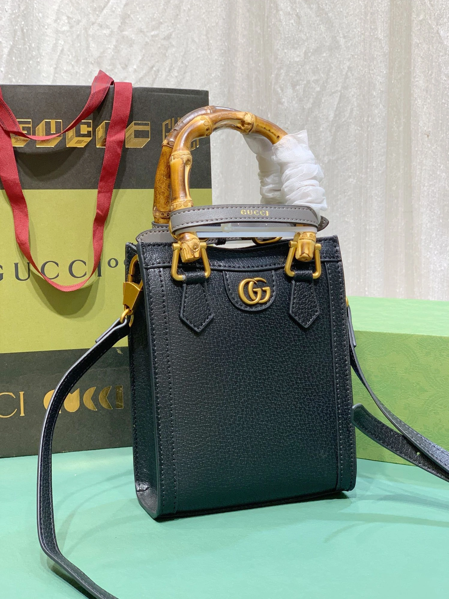 Gucci AAA Quality Handbags For Women Trendsetting 1074