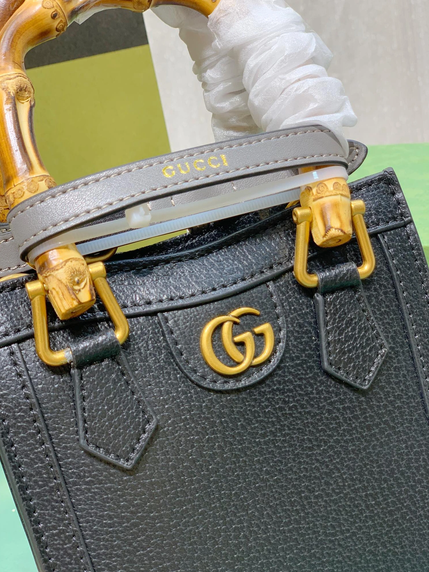 Gucci AAA Quality Handbags For Women Trendsetting 1074